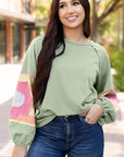 Haut oversize à manches raglan et coutures apparentes en patchwork de fleurs vert fumé