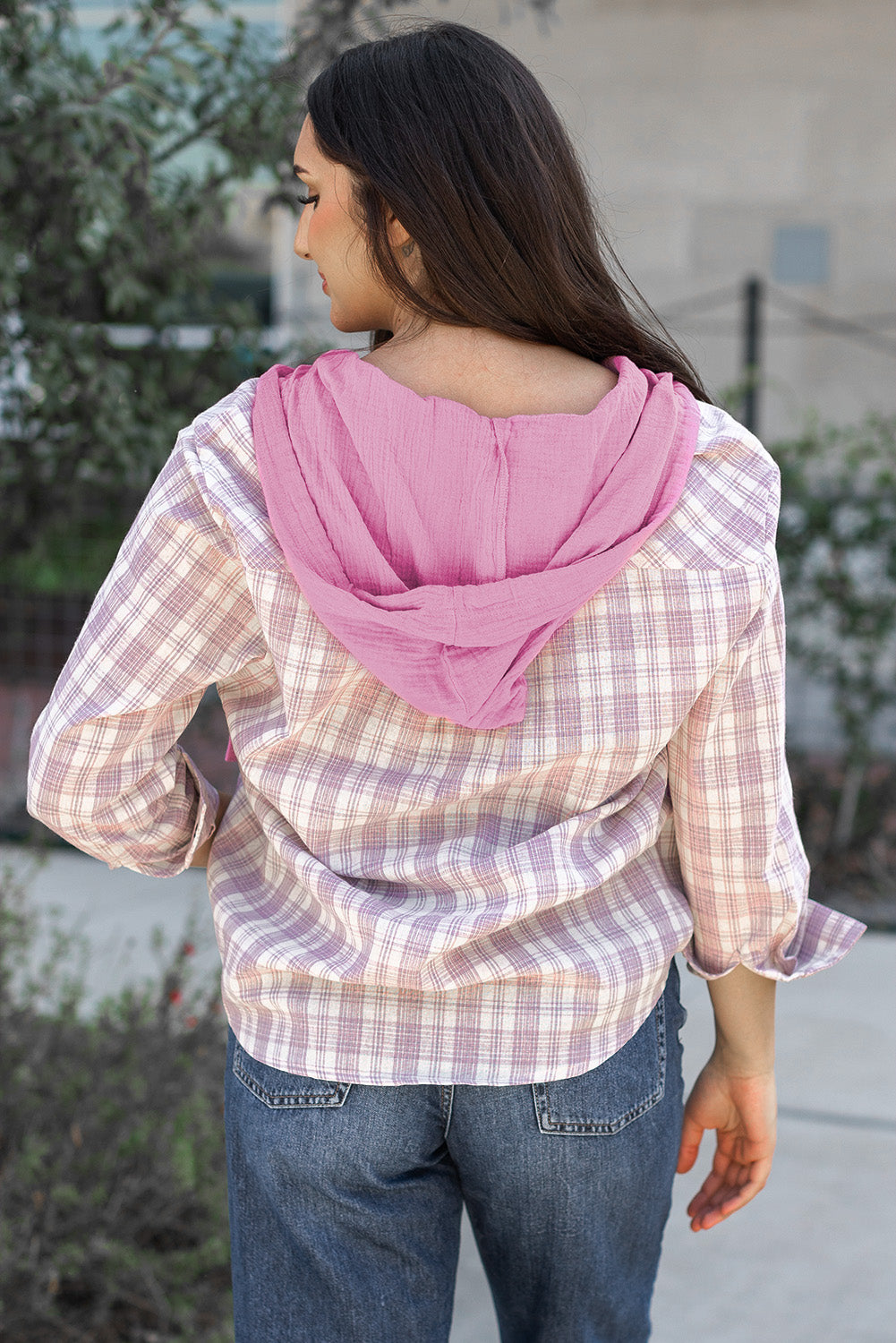 Veste-chemise ample à capuche boutonnée à imprimé à carreaux roses