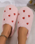 Chaussons en peluche brodés en forme de cœur rose