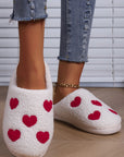Pantofole da casa in peluche con stampa a cuori bianchi per San Valentino