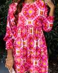 Robe courte froncée à manches longues et imprimé géométrique rose fraise