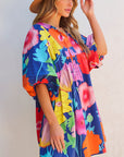 Robe babydoll bleu foncé à imprimé floral et col fendu