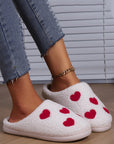Pantofole da casa in peluche con stampa a cuori bianchi per San Valentino