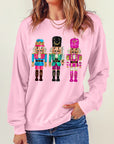 Sweat-shirt de Noël rose à épaules tombantes et imprimé casse-noisette mignon