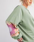 Haut oversize à manches raglan et coutures apparentes en patchwork de fleurs vert fumé