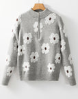 Maglione con mezza cerniera e spalle cadenti a motivo floreale grigio