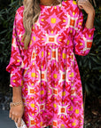 Robe courte froncée à manches longues et imprimé géométrique rose fraise