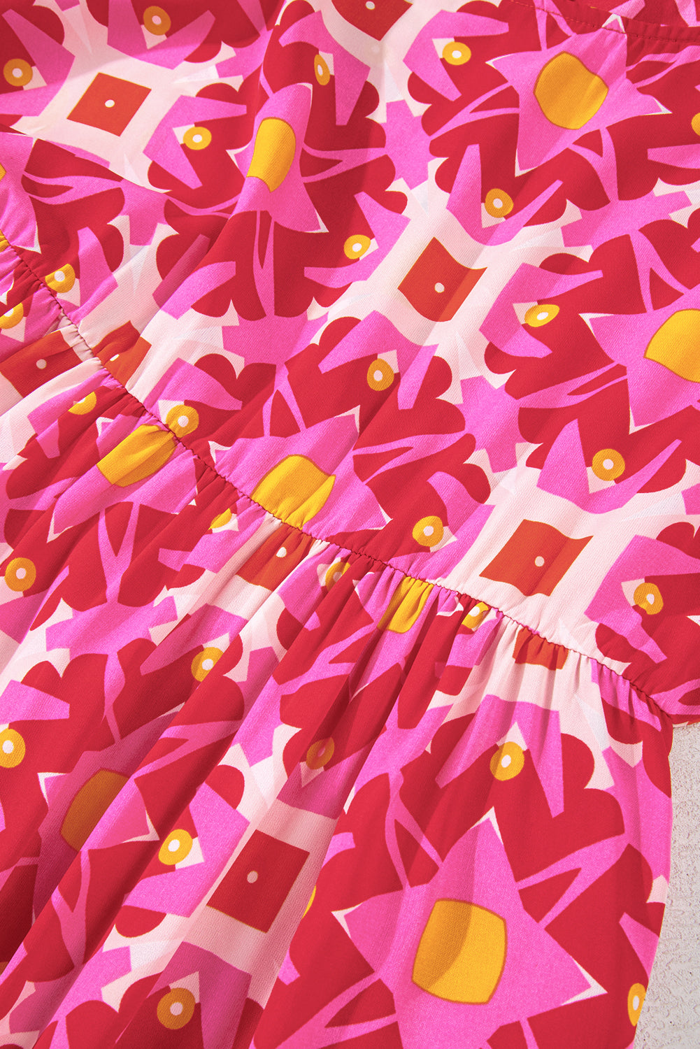 Robe courte froncée à manches longues et imprimé géométrique rose fraise