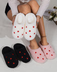 Chaussons en peluche brodés en forme de cœur rose