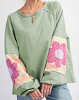 Haut oversize à manches raglan et coutures apparentes en patchwork de fleurs vert fumé