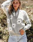 Maglione con mezza cerniera e spalle cadenti a motivo floreale grigio