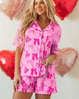 Set pigiama con camicia a maniche corte e pantaloncini con stampa fiocco rosa