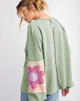 Haut oversize à manches raglan et coutures apparentes en patchwork de fleurs vert fumé