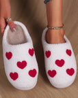 Pantofole da casa in peluche con stampa a cuori bianchi per San Valentino
