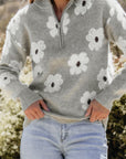 Maglione con mezza cerniera e spalle cadenti a motivo floreale grigio