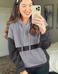Sweat à capuche gris texturé à blocs de couleurs avec poche kangourou et épaules tombantes