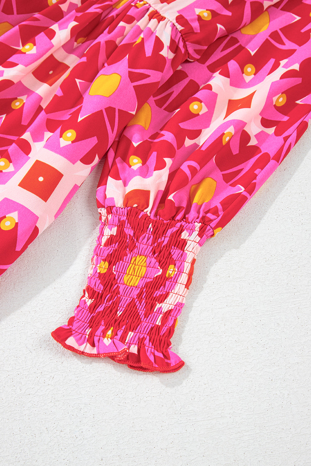 Robe courte froncée à manches longues et imprimé géométrique rose fraise