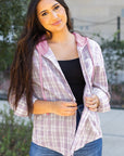 Veste-chemise ample à capuche boutonnée à imprimé à carreaux roses