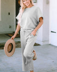 Ensemble t-shirt ample texturé gris et pantalon à cordon de serrage