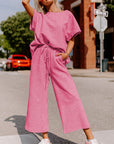 Ensemble t-shirt ample texturé rose fraise et pantalon à cordon de serrage