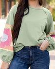 Haut oversize à manches raglan et coutures apparentes en patchwork de fleurs vert fumé