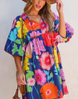 Robe babydoll bleu foncé à imprimé floral et col fendu