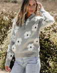 Maglione con mezza cerniera e spalle cadenti a motivo floreale grigio