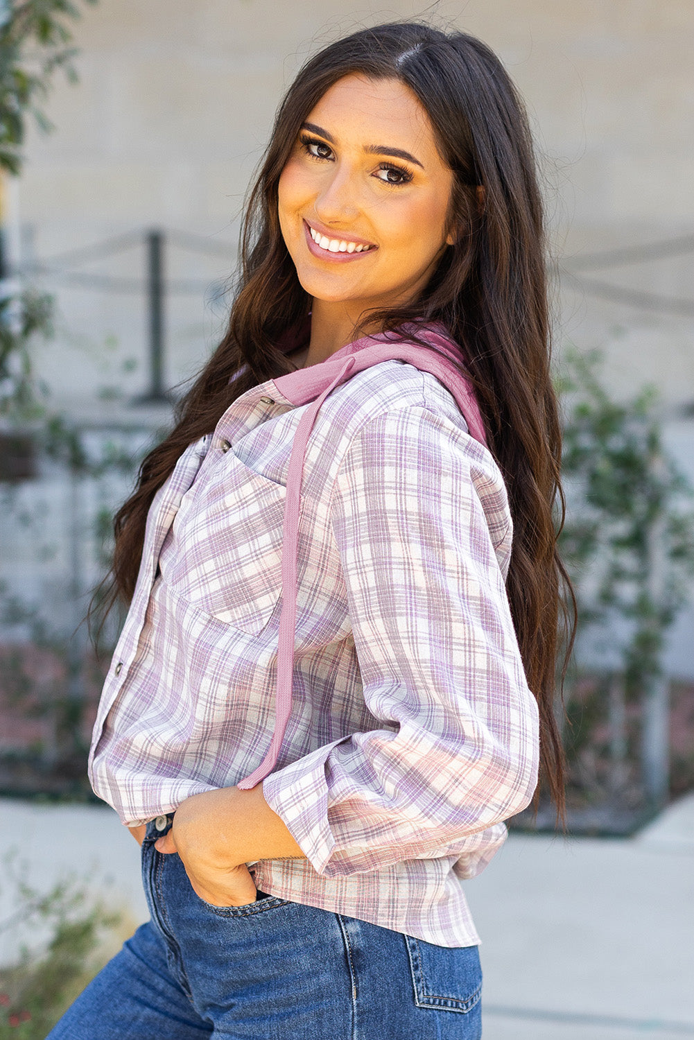 Veste-chemise ample à capuche boutonnée à imprimé à carreaux roses