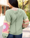 Haut oversize à manches raglan et coutures apparentes en patchwork de fleurs vert fumé