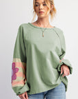 Haut oversize à manches raglan et coutures apparentes en patchwork de fleurs vert fumé