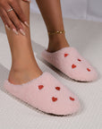 Chaussons en peluche brodés en forme de cœur rose