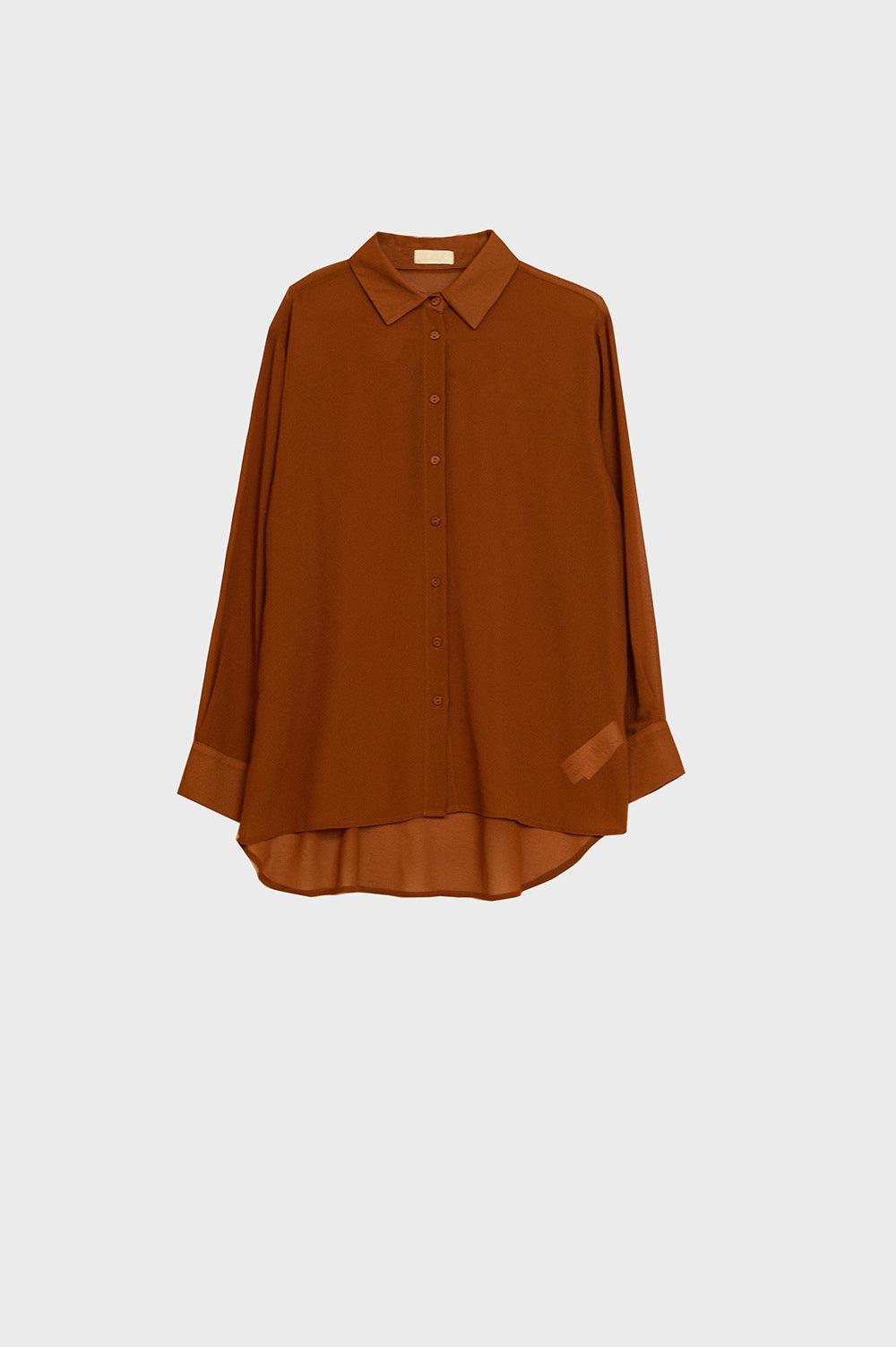 Chemise en mousseline de soie de couleur camel