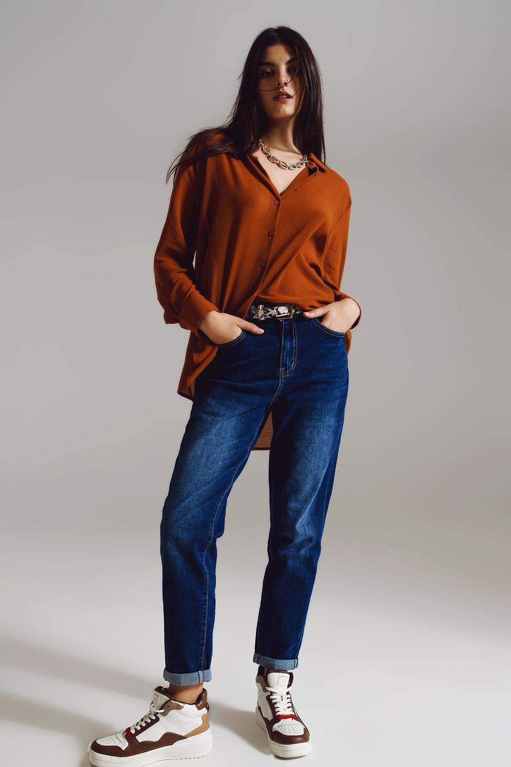 Chemise en mousseline de soie de couleur camel