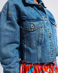 Giacca in denim corta con orlo grezzo in lavaggio medio