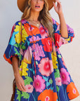 Robe babydoll bleu foncé à imprimé floral et col fendu