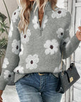 Maglione con mezza cerniera e spalle cadenti a motivo floreale grigio
