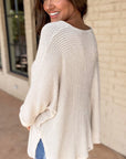 Haut ample à col en V et fentes latérales en tricot gaufré blanc
