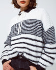 Pull ras du cou moelleux à fines rayures noires en blanc