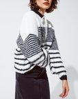 Pull ras du cou moelleux à fines rayures noires en blanc