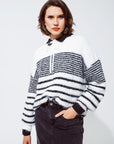 Pull ras du cou moelleux à fines rayures noires en blanc