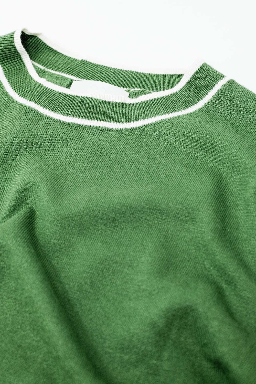 Pull vert à manches courtes avec détails de ligne blanche