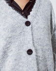 Cardigan gris à col en V profond avec détails en dentelle
