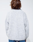 Cardigan gris à col en V profond avec détails en dentelle