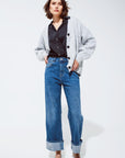 Cardigan gris à col en V profond avec détails en dentelle