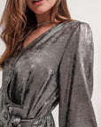 Mini-robe nouée sur le devant en argent