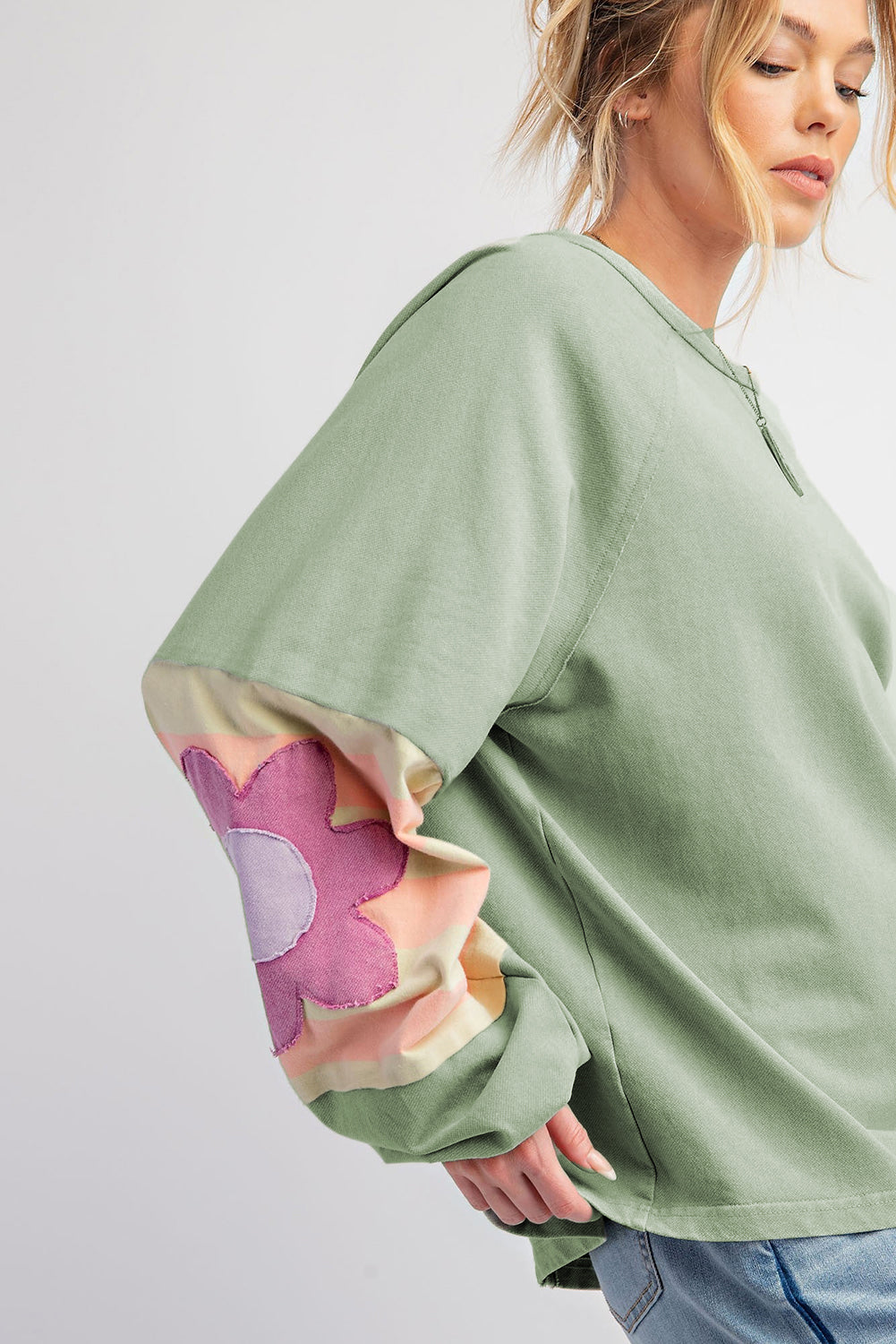 Haut oversize à manches raglan et coutures apparentes en patchwork de fleurs vert fumé