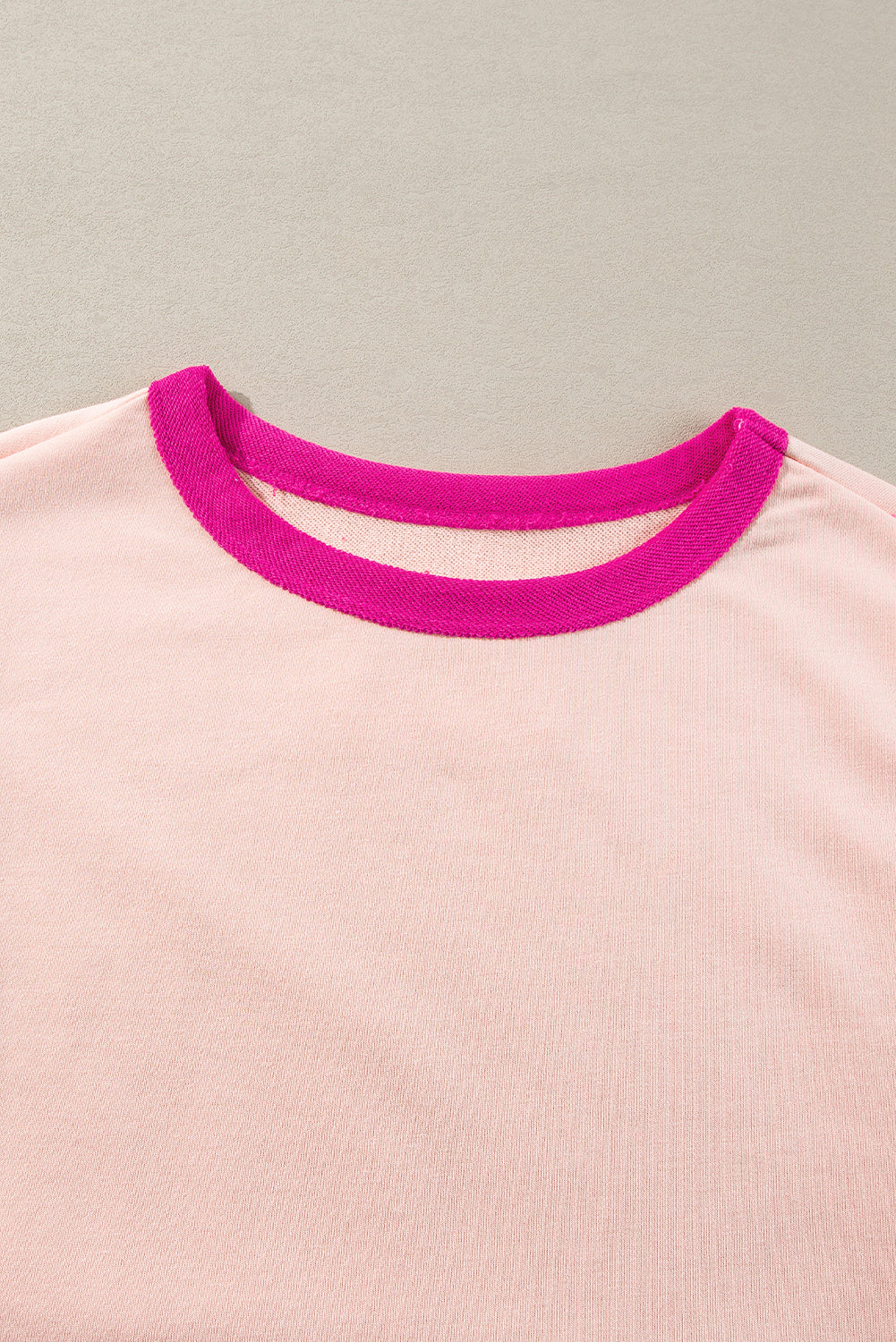 Felpa oversize con patchwork di stelle rosa chiaro e cuciture a vista