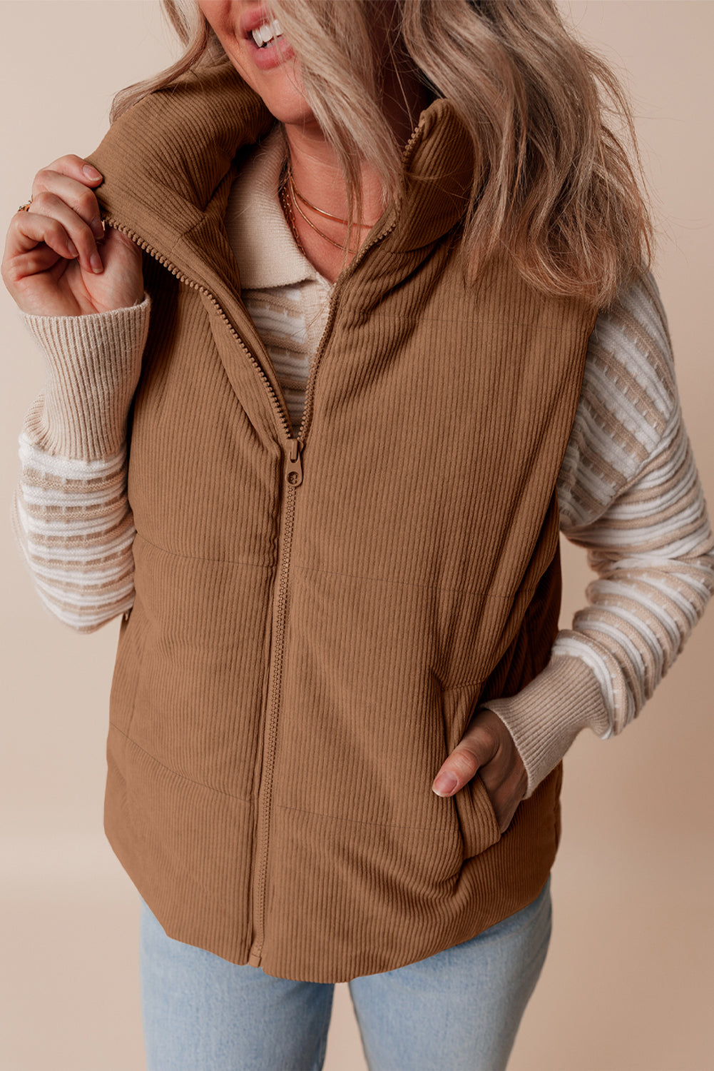 Gilet matelassé zippé à col montant en velours côtelé café