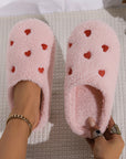 Chaussons en peluche brodés en forme de cœur rose