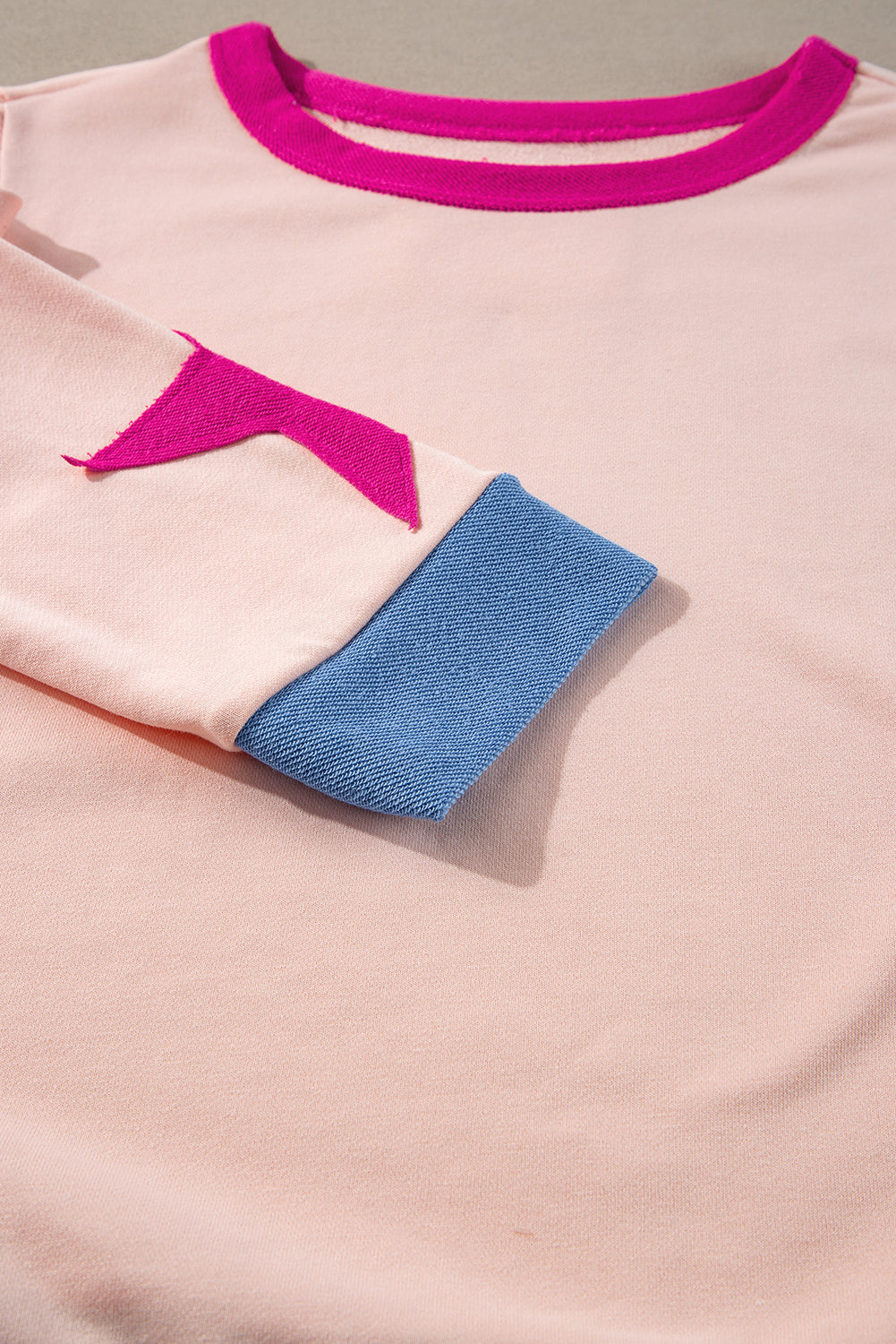Felpa oversize con patchwork di stelle rosa chiaro e cuciture a vista
